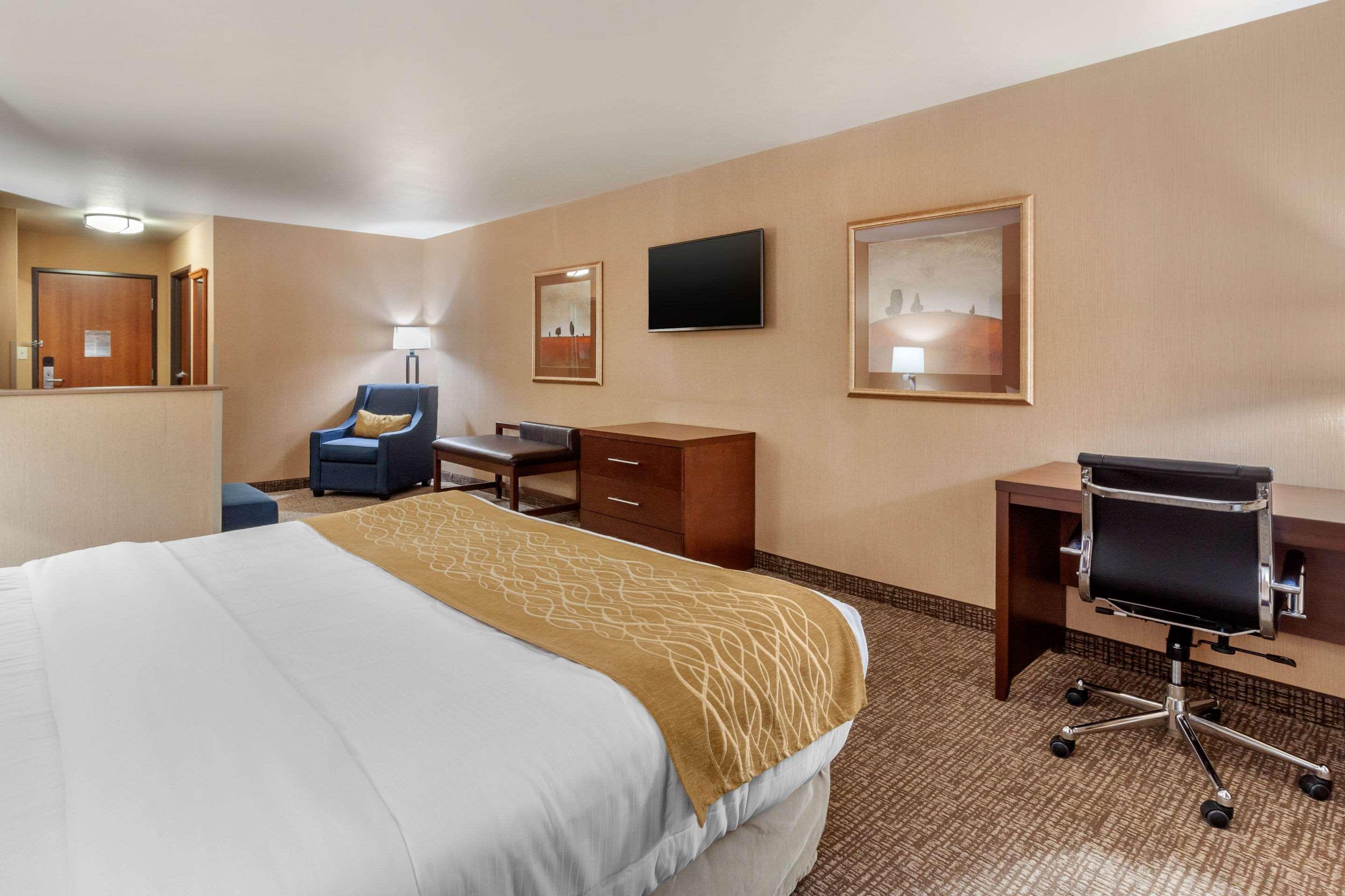 Comfort Inn & Suites Mitchell I-90 Екстериор снимка