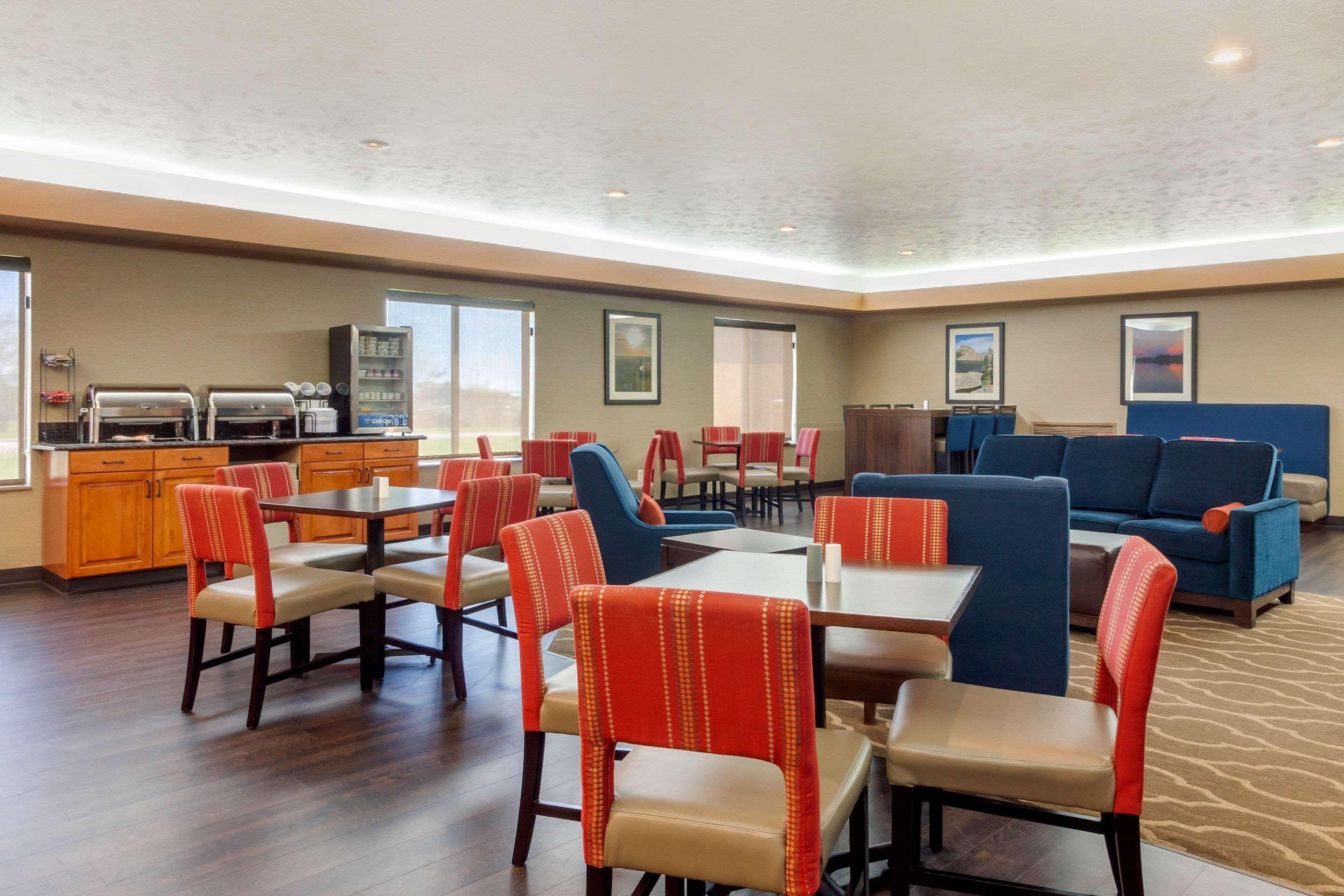 Comfort Inn & Suites Mitchell I-90 Екстериор снимка